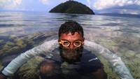 Sebagian besar dari mereka masih tinggal di atas air.  