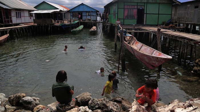 Potret Aktivitas Perkampungan Suku Bajo Sangkuang di Pulau Bacan Sejumlah anak suku Bajo melompat ke laut di Perkampungan Bajo Sangkuang, Pulau Bacan, Kabupaten Halmahera Selatan, Maluku Utara, Rabu (24/5/2023). Perkampungan suku Bajo yang telah dijadikan sebagai desa wisata tersebut dihuni oleh 2.350 jiwa dari 548 kepala keluarga yang sebagian besar masih tinggal di atas air dan dikenal sebagai penangkap ikan ulung. ANTARA FOTO/Andri Saputra/nym.