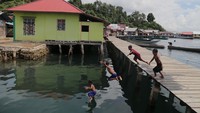Sejumlah anak suku Bajo bermain air laut di Perkampungan Bajo Sangkuang, Pulau Bacan, Kabupaten Halmahera Selatan, Maluku Utara, Rabu (24/5/2023).  
