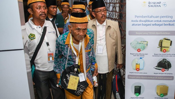 Potret Harun bin Senar, Jamaah Haji Tertua RI Berusia 119 Tahun Jamaah calon haji Harun bin Senar menunjukkan kartu kesehatan miliknya di Asrama Haji Embarkasi Surabaya (AHES), Surabaya, Jawa Timur, Rabu (24/5/2023). Harun bin Senar asal Kecamatan Proppo, Pamekasan, Madura tersebut menjadi jamaah calon haji tertua di Indonesia dengan umur 119 tahun yang akan berangkat ke Tanah Suci tahun 2023. ANTARA FOTO/Rizal Hanafi/zk/nym.