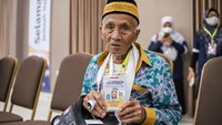 Kemenag pada pelaksanaan ibadah haji tahun ini mengangkat tema Haji Ramah Lansia. Alasannya, pada musim haji tahun 2023 ada sebanyak 67 ribu anggota jamaah atau sekitar 30 persen dari kuota jamaah haji Indonesia berusia lanjut. Salah satunya adalah Harun bin Senar yang merupakan Jemaah Haji tertua RI berusia 119 tahun. (ANTARA FOTO/Rizal Hanafi)