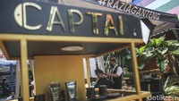 SMA Negeri 70 bekerja sama dengan salah satu barbershop melaksanakan Razia Ganteng untuk memangkas rambut pelajar yang sudah panjang agar terlihat rapi.