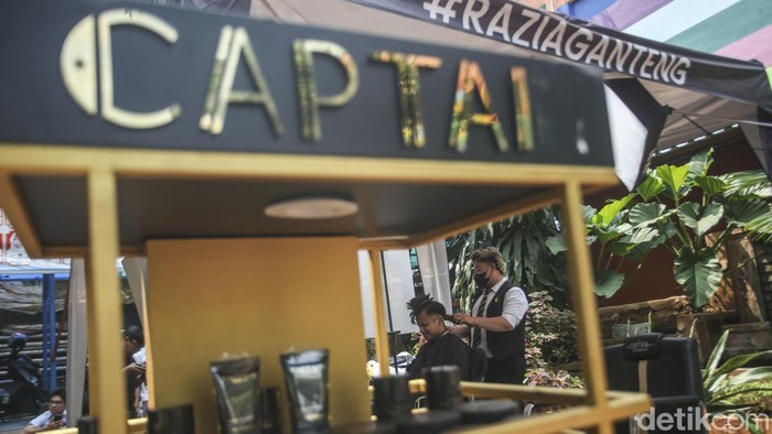 Razia Ganteng ala SMAN 70 Jakarta SMA Negeri 70 bekerja sama dengan salah satu barbershop melaksanakan Razia Ganteng untuk memangkas rambut pelajar yang sudah panjang agar terlihat rapi.