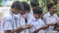 Sebanyak 24 pelajar yang terjaring razia oleh guru dipangkas rambutnya secara gratis oleh barbershop tersebut dengan model rambut yang sesuai dengan tren masa kini.