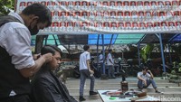 Kegiatan ini dilakukan sejak bulan Februari 2023, setiap minggunya barbershop ini keliling dan bekerjasama dengan sekolah-sekolah.