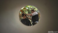 Petugas memangkas rambut pelajar di SMA Negeri 70 Jakarta, Kamis (25/5/2023).