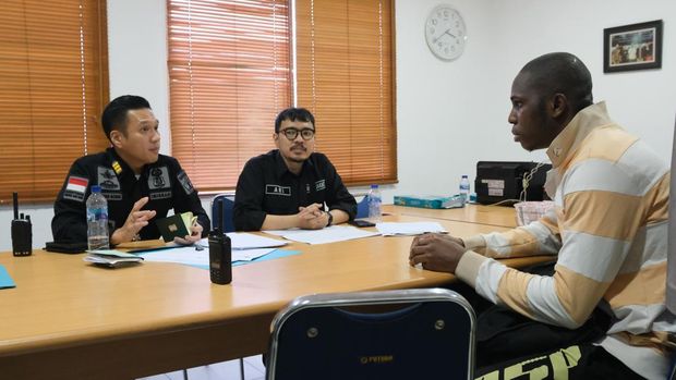 Razia WNA ilegal besar-besaran digelar di Jakut usai 2 orang nenek jadi korban penusukan dan penganiayaan. Puluhan WNA terjaring dalam razia gabungan itu. (dok Kanim Jakut)