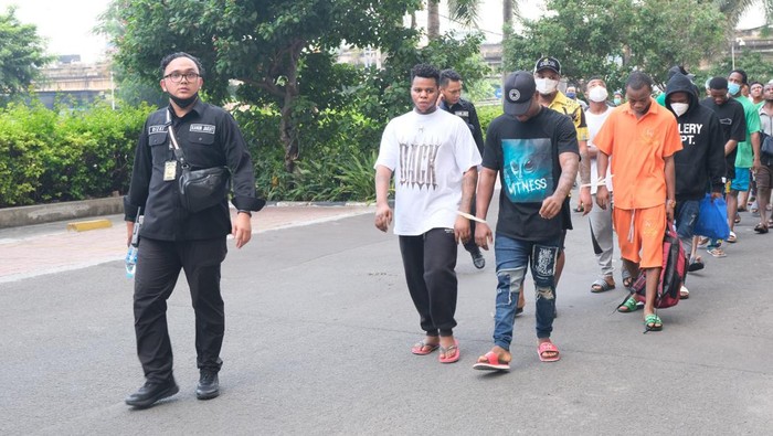 Razia WNA ilegal besar-besaran digelar di Jakut usai 2 orang nenek jadi korban penusukan dan penganiayaan. Puluhan WNA terjaring dalam razia gabungan itu. (dok Kanim Jakut)