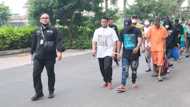 Razia WNA ilegal besar-besaran digelar di Jakut usai 2 orang nenek jadi korban penusukan dan penganiayaan. Puluhan WNA terjaring dalam razia gabungan itu. (dok Kanim Jakut)