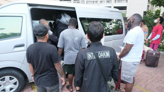 Razia WNA ilegal besar-besaran digelar di Jakut usai 2 orang nenek jadi korban penusukan dan penganiayaan. Puluhan WNA terjaring dalam razia gabungan itu. (dok Kanim Jakut)