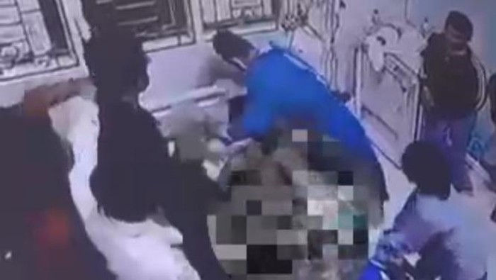 Rekaman CCTV saat perawat RSUD Kendari dianiaya keluarga pasien yang meninggal di ICU. (dok. Istimewa)