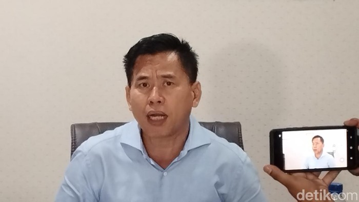 Riang Prasetya, Ketua RT di Pluit mengatakan membutuhkan perlindungan dari pihak kepolisian. Dia waswas usai kantornya sempat didemo karyawan dan pemilik ruko yang dibongkar. (Brigitta B/detikcom)