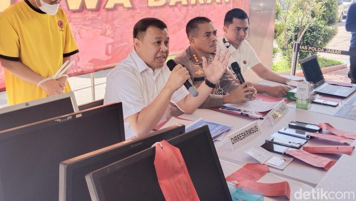 Rilis Direktorat Kriminal Khusus Polda Jabar soal kasus penyebaran konten ilegal dan pornografi oleh Zal TV.