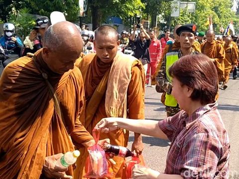 Rombongan 32 biksu yang menjalankan ritual thudong telah tiba di Pekalongan, Jawa Tengah, Kamis (25/5/2023).