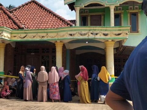 Rumah korban dipasangi garis polisi.