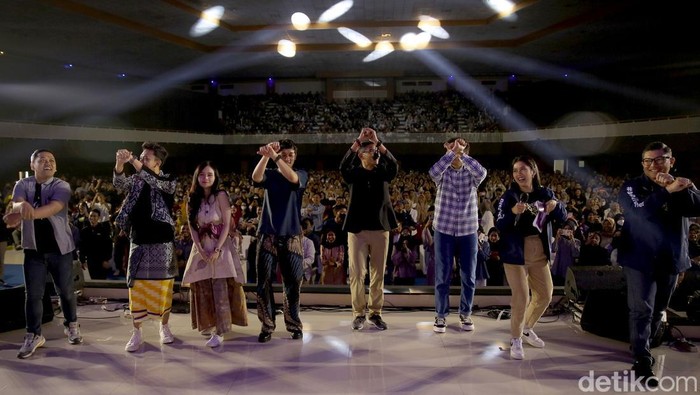 Saat Menparekraf Sandiaga Uno Joget Asmalibrasi di #DemiIndonesia Unair Saat Menparekraf Sandiaga Uno Joget Asmalibrasi di #DemiIndonesia Unair