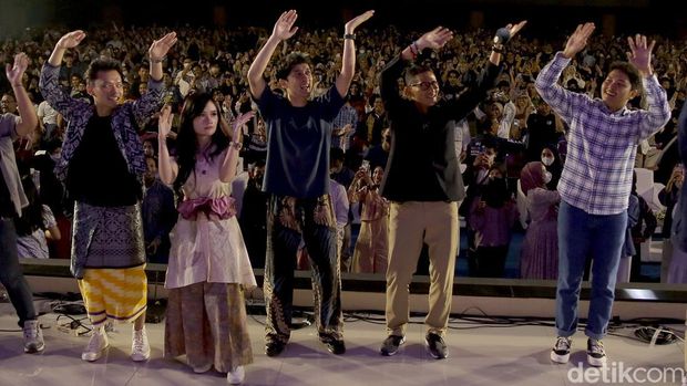 Saat Menparekraf Sandiaga Uno Joget Asmalibrasi di #DemiIndonesia Unair