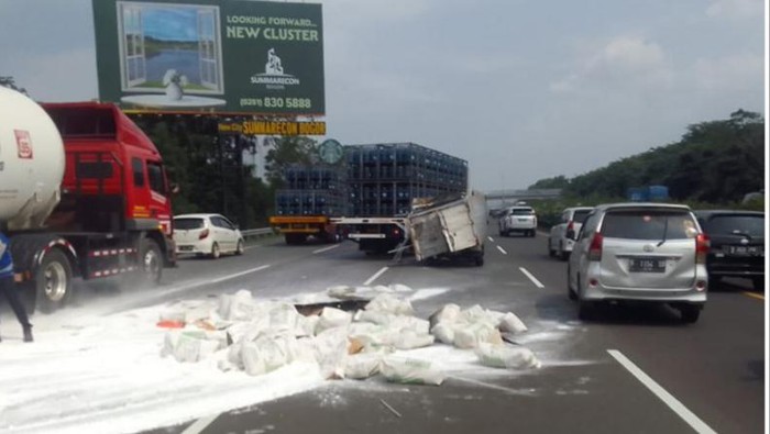 Sebanyak 2 orang terluka akibat kecelakaan antara truk dan mobil boks di Tol Jagorawi Km 34, Kabupaten Bogor. Kecelakaan dipicu mobil boks alami pecah ban. (dok Ist)