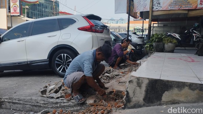 Sejumlah ruas bangunan ruko yang makan badan jalan di Pluit sudah dibongkar petugas dari Pemkot Jakut. Sejumlah pemilik mulai lakukan pembongkaran mandiri. (Brigitta Belia/detikcom)