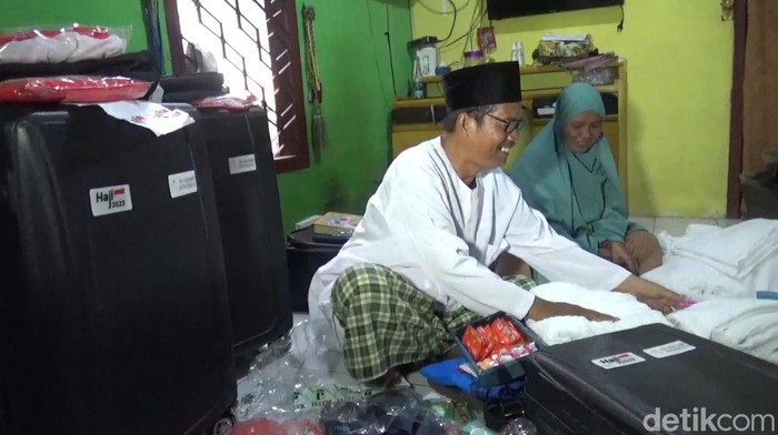 Senyum bahagia Fendi, loper koran di Jambi yang berangkat haji tahun ini. (Ferdi Almunanda/detikSumbagsel)