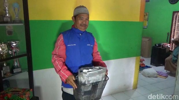 Senyum bahagia Fendi, loper koran di Jambi yang berangkat haji tahun ini. (Ferdi Almunanda/detikSumbagsel)