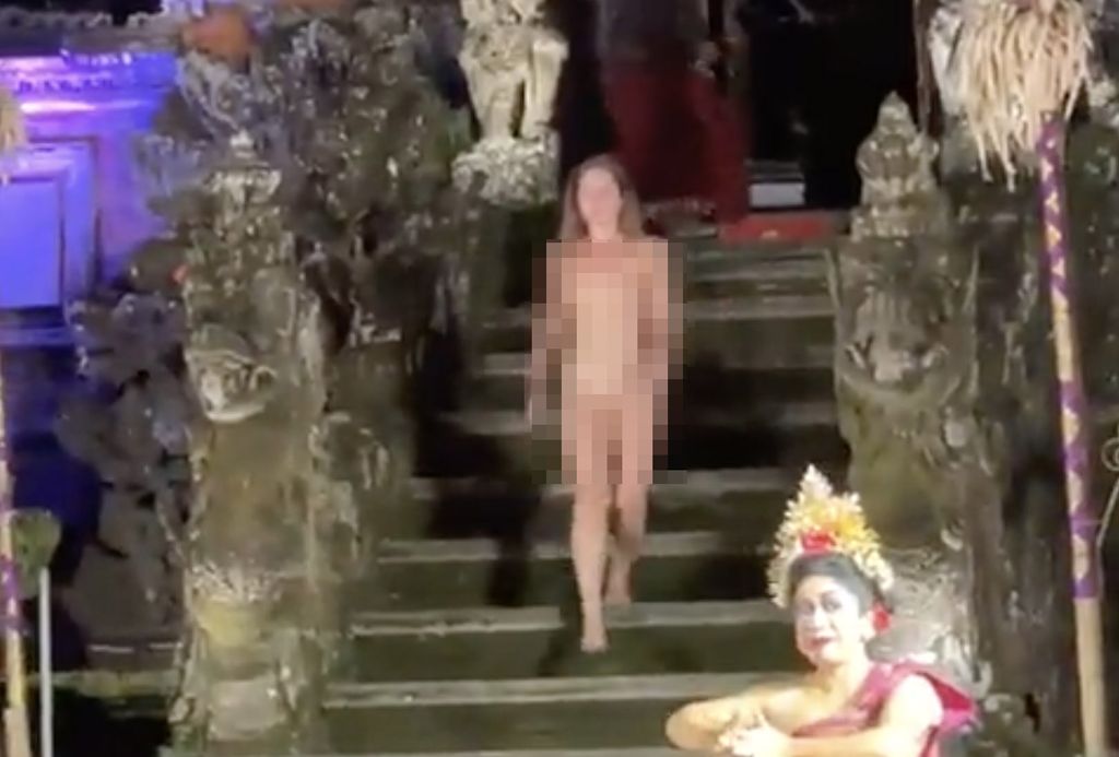 Perempuan WNA tertangkap kamera tanpa busana saat pertunjukan tari di Bali. (Tangkapan Layar Twitter @_wahego)