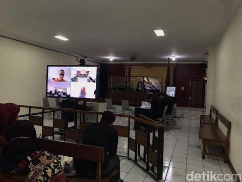 Sidang perdana kasus korupsi pembangunan gedung SMP 1 Wates di PN Yogyakarta, Kamis (25/5/2023).