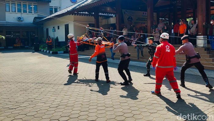 Simulasi Penanganan Bencana Gempa di DPRD Kota Cimahi