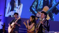 Sebagai informasi, #DemiIndonesia adalah Wadah berkumpulnya generasi muda untuk memikirkan masa depan Indonesia bersama tokoh-tokoh besar Indonesia. Ada serangkaian sesi yang disuguhkan di #DemiIndonesia Goes to Campus Unair. Mulai dari sesi #DemiIndonesia Berani, #DemiIndonesia Berani Bergerak hingga #DemiIndonesia Berani Berekspresi.