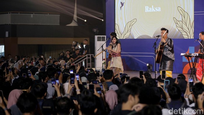 Soegi Bornean Hibur Peserta #DemiIndonesia Goes To Campus Unair Soegi Bornean, band asal Semarang, Jawa Tengah, ini lagi naik daun di industri musik Tanah Air. Mereka tampil menghibur di acara #DemiIndonesia Goes To Campus Unair, Kamis (25/5/2023).