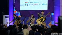 Di antaranya lagu Bait Perindu, Samsara, Pijaraya, hingga Semenjana yang bisa bikin para kawula muda menggalau. 