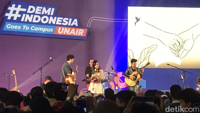 Soegi Bornean tampil dalam acara Demi Indonesia Goes to Campus Unair, Kamis (25/5/2023) siang. Namun sebelum tampil mereka berbincang singkat dengan detikcom.