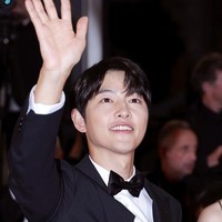 Song Joong Ki batal menggandeng istri barunya Katy Louise Saunders di Festival Film Cannes. Saat tiba di red carpet untuk pemutaran perdana filmnya, calon ayah itu memilih gaya klasik dengan memakai setelan jas hitam Louis Vuitton. Foto: Getty Images