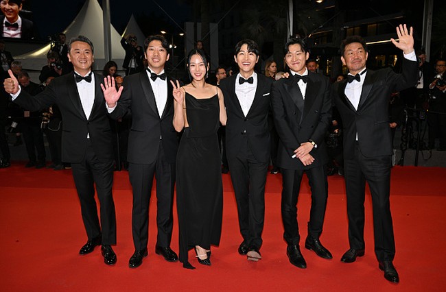Song Joong Ki tampil di red carpet Festival Film Cannes untuk pemutaran perdana film Hopeless pada Rabu (24/5/2023) waktu setempat. Sang aktor terlihat bersama sejumlah lawan mainnya BIBI hingga Hong Sa Bin. Foto: Getty Images
