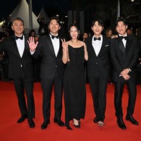 Song Joong Ki tampil di red carpet Festival Film Cannes untuk pemutaran perdana film Hopeless pada Rabu (24/5/2023) waktu setempat. Sang aktor terlihat bersama sejumlah lawan mainnya BIBI hingga Hong Sa Bin. Foto: Getty Images