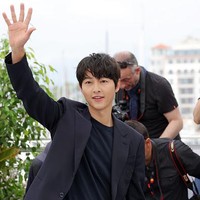 Song Joong Ki menerima tawaran membintangi film Hopeless saat syuting drama Korea Reborn Rich tahun lalu. Dia memutuskan untuk tampil tanpa bayaran guna mendukung kualitas artistik film tersebut. Foto: Getty Images