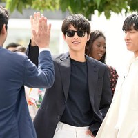 Istri baru Song Joong Ki juga tak terlihat saat sesi photocall film Hopeless keesokan harinya. Foto: Getty Images