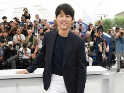 8 Foto Song Joong Ki Datang ke Festival Film Cannes 2023 Tanpa Istri Baru