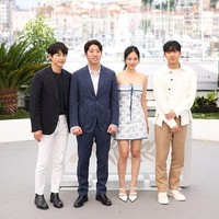 Song Joong Ki sempat mengingatkan penggemar untuk menantikan penampilannya bersama Katy Louise Saunders saat diwawancarai di Hotel Barrière Le Gray dAlbion Cannes. Foto: Getty Images