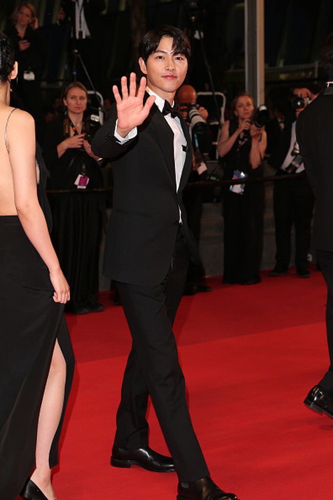 Kini terungkap alasan Song Joong Ki batal mengajak Katy Louise Saunders ke Festival Film Cannes. Calon ayah itu khawatir dengan banyaknya adegan kekerasan dalam film Hopeless mungkin tidak baik untuk calon ibu dan anaknya. Foto: Getty Images/Gisela Schober