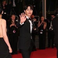 Kini terungkap alasan Song Joong Ki batal mengajak Katy Louise Saunders ke Festival Film Cannes. Calon ayah itu khawatir dengan banyaknya adegan kekerasan dalam film Hopeless mungkin tidak baik untuk calon ibu dan anaknya. Foto: Getty Images/Gisela Schober