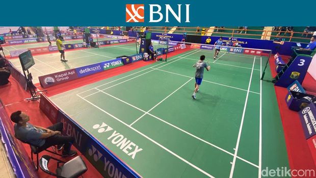Sony Dwi Kuncoro memerhatikan anak didiknya beraksi di BNI Sirnas Jatim A 2023