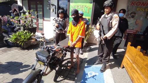 I Kadek B spesialis pencuri motor dihadirkan saat konferensi pers di Polsek Denpasar Timur, Kamis (25/5/2023).