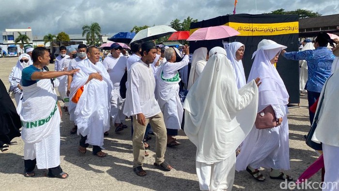 Suasana Calon Jamaah Haji Kota Sorong mengitari Kabah Imitasi.