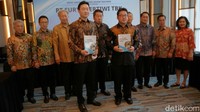 Dalam rapat ini disetujui pembagian dividen tunai kepada pemegang saham sebesar Rp135 miliar atau 60% dari laba bersih perseroan Tahun 2022. Surya Pertiwi Tbk (SPTO) memutuskan untuk membagikan dividen tunai final sebesar Rp 25 per saham yang akan dibayarkan pada Juni 2023. 