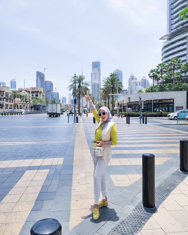 Seperti biasa, gaya dan penampilan Syahrini pun selalu terlihat stylish selama di Dubai. Seperti dalam foto yang satu ini. Istri Reino Barack itu tampak memadukan blouse kuningnya dengan outer berwarna putih gading dan celana putih. Penampilannya itu kemudian dilengkapi dengan sepasang sepatu kuning dan kaca mata hitam. Foto: Instagram/@princessyahrini