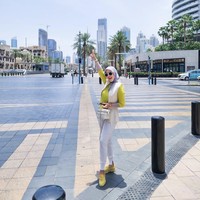 Seperti biasa, gaya dan penampilan Syahrini pun selalu terlihat stylish selama di Dubai. Seperti dalam foto yang satu ini. Istri Reino Barack itu tampak memadukan blouse kuningnya dengan outer berwarna putih gading dan celana putih. Penampilannya itu kemudian dilengkapi dengan sepasang sepatu kuning dan kaca mata hitam. Foto: Instagram/@princessyahrini