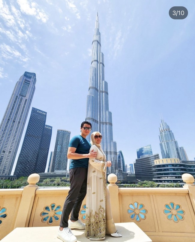 Bersama sang suami, Syahrini juga tampak berfoto dengan latar belakang Burj Khalifa, yang merupakan bangunan tertinggi di dunia. Foto: Instagram/@princessyahrini