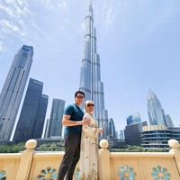 Bersama sang suami, Syahrini juga tampak berfoto dengan latar belakang Burj Khalifa, yang merupakan bangunan tertinggi di dunia. Foto: Instagram/@princessyahrini