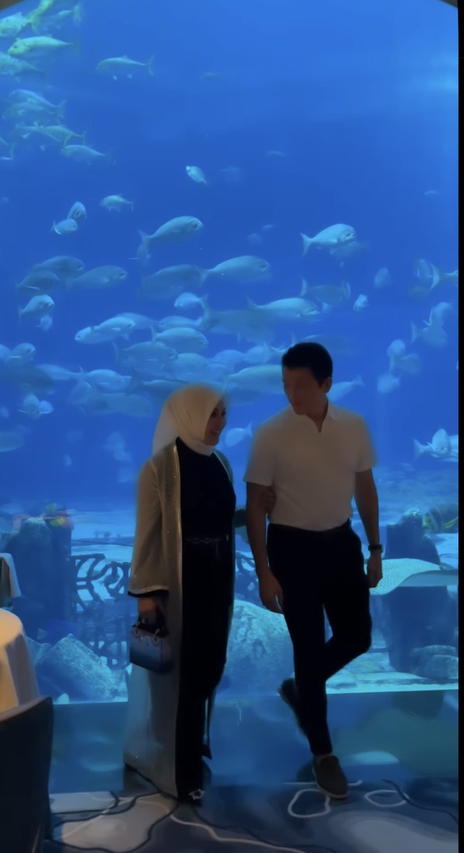 Syahrini dan Reino juga menjajal under water dinner. Dimana keduanya makan malam romantis sambil disuguhkan pemandangan bawah laut dari akuarium raksasa. Foto: Instagram/@princessyahrini